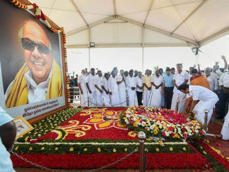 தயாளுஅம்மாளிடம் ஆசி.. மெரினாவில் பேரணி.. நினைவிடங்களில் மரியாதை.. படு ஸ்பீடில் ஸ்டாலின்!