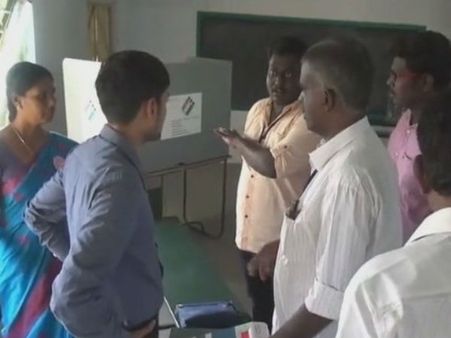 சூலூர் தொகுதியில் காவி நிற ஆடை அணிந்த பக்தர்கள் வாக்களிக்க அனுமதி மறுப்பு!