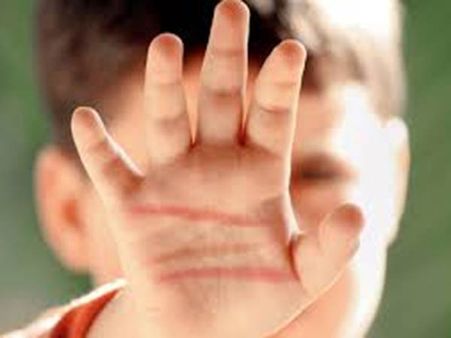 இந்தா.. சாப்பிடு.. சாப்பிடு.. வாயை திற.. பேசாமல் நின்ற மாணவனை மிரள வைத்த ஆசிரியர்