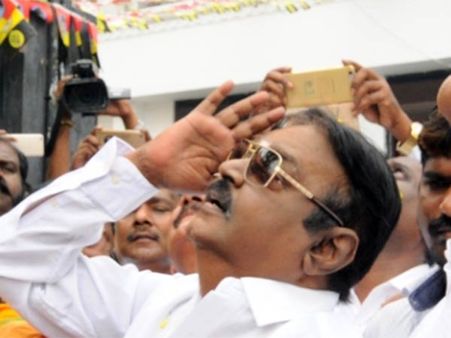 பளிச் விஜயகாந்த்.. கட்சி கொடிக்கு ரெட் சல்யூட்.. வந்தோருக்கு ஆளுக்கு ஒரு தர்பூஸ்