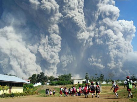 6500 அடி உயரத்திற்கு சூழ்ந்த பிரம்மாண்ட புகை.. இந்தோனேசியாவில் வெடித்து சிதறிய எரிமலை!
