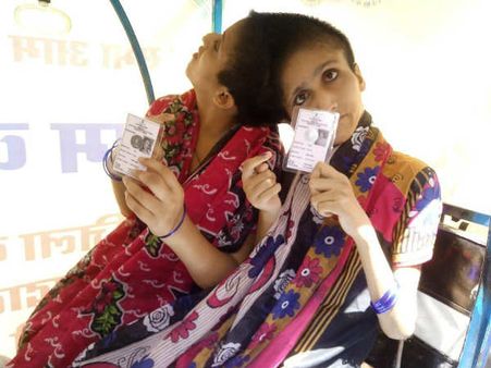 பாட்னாவில் தனித்தனி அடையாள அட்டைகளுடன் முதல்முறையாக வாக்களித்த தலை ஒட்டிப் பிறந்த சகோதரிகள்!