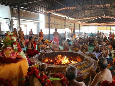 வேதங்கள் ஓதி.. மங்கள வாத்தியங்கள் இசைக்க... மழை வேண்டி மாநிலம் சிறப்பு யாகம்