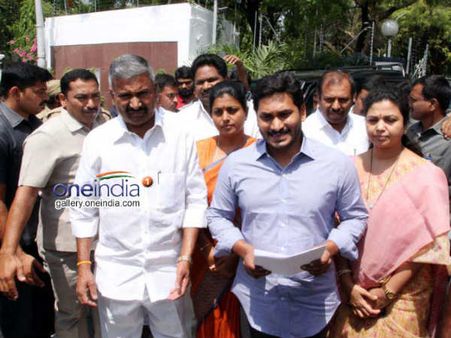 மோடி முதல் ரெட்டி வரை.. அரசியலை தீர்மானித்த ஒருவர்.. ஒய்எஸ்ஆர் காங்கிரஸுக்கு அறிவுறுத்தியது என்ன?