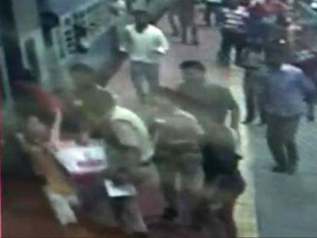 எழும்பூரில் ஓடும் ரயிலில் ஏற முயன்று தவறி விழுந்த சிறுமி.. கனநொடியில் காப்பாற்றிய ஆர்பிஎப் வீரர்