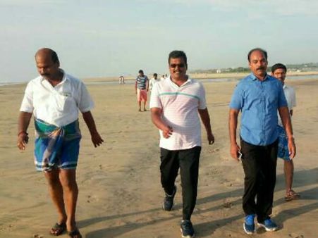 கூவத்தூரில் தினகரன் அடைத்து வைத்தால் என்ன.. சுவரேறி குதிச்சு தப்பி ஓடிருக்கலாமே தங்க தமிழ்ச்செல்வன்!