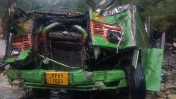 இமாச்சல பிரதேசத்தில் 500 அடி பள்ளத்தில் கவிழ்ந்த பேருந்து- 43 பேர் பலி