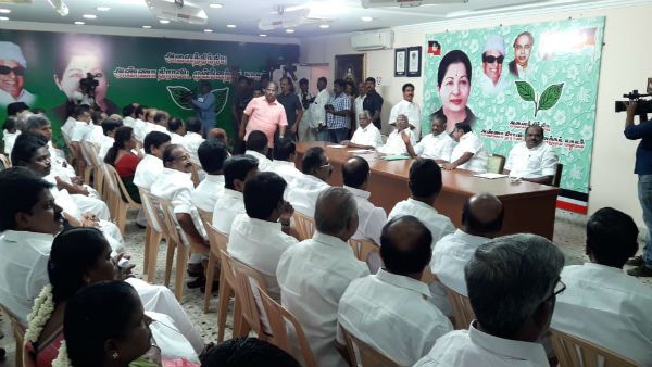 எந்த விஷயமும் வெளியே போகக்கூடாது.. அதிமுக நிர்வாகிகள் கூட்டத்தில் செல்போனுக்கு தடை!