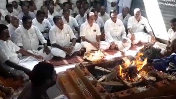 மழை வேண்டி அதிமுக சார்பில் கோவில்களில் யாகம்... குடிநீர் கேட்டு திமுக போராட்டம்