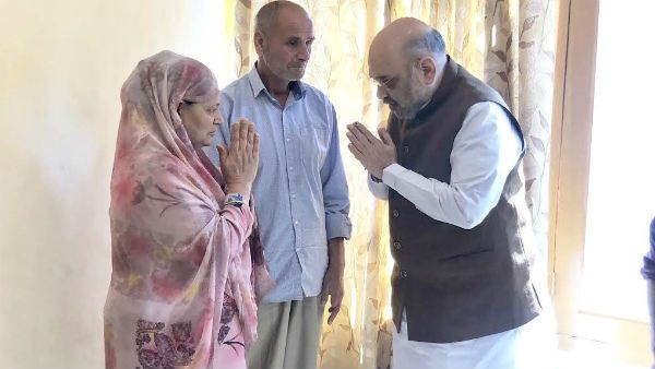 தீவிரவாதிகள் தாக்குதலில் பலியான அதிகாரி.. குடும்பத்தினருக்கு நேரில் சென்று அமித் ஷா ஆறுதல்