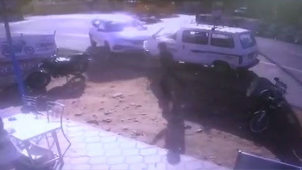 பரபரப்பு விபத்து.. பைக், வேன், ஆட்களை இடித்து தள்ளி விட்டு.. பேக்கரிக்குள் பாய்ந்து புகுந்த கார்!