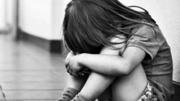 பாப்பா சாக்லேட் தறேன்... 4 வயது சிறுமியிடம் அசிங்கம் செய்த போலீஸ் கான்ஸ்டபிள்