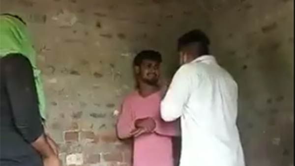 பண்ணையில் வேலை செய்ய மாட்டீயா.. தலித் இளைஞரை ஆடையை கழற்றி கொடூரமாக வெளுத்த உயர்ஜாதி இளைஞர்கள்