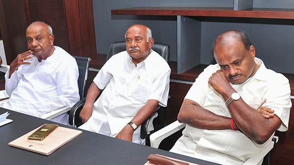 கர்நாடகா அரசு கவிழும் என பேட்டி அளித்த விவகாரம்.. அலேக்காக அந்தர் பல்டி அடித்த தேவகவுடா