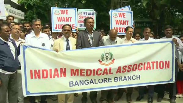 மே.வங்கத்தில் மருத்துவர்கள் போராட்டம் தீவிரம்- 119 பேர் கூண்டோடு ராஜினாமா!
