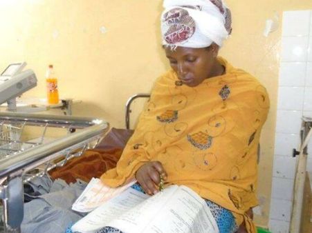 இதுக்கு பேரு தான் படிப்ஸ்... பிரசவம் ஆன அரை மணி நேரத்தில் எக்ஸாம் எழுதிய இளம்பெண்!