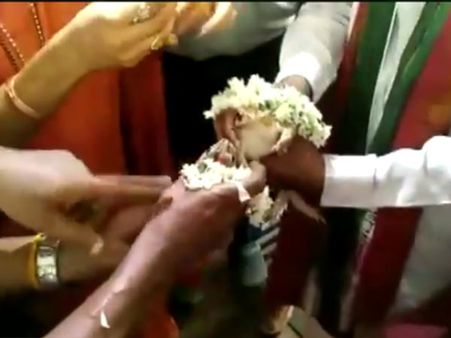 வாட்டும் வறட்சி.. மழை வேண்டி கர்நாடகாவில் தவளைகளுக்கு தாலி கட்டி கல்யாணம் செய்த பொதுமக்கள்!- வீடியோ