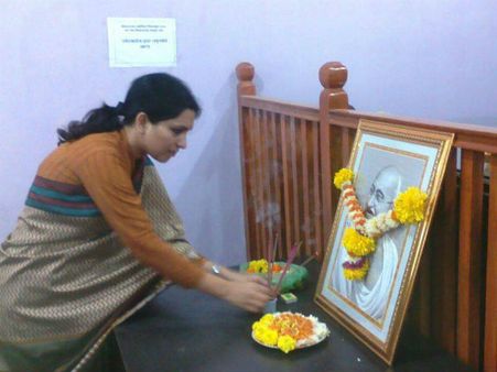 ரூபாய் நோட்டிலிருந்து காந்தியின் படத்தை தூக்குங்கள்.. பெண் அதிகாரியின் ட்விட்டால் வெடித்த சர்ச்சை