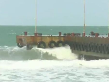 பருவமழை வந்துருச்சுங்கோ.. ஆர்ப்பரிக்கும் அலை.. பல அடி உயரத்துக்கு கொந்தளிக்கும் மன்னார் வளைகுடா!