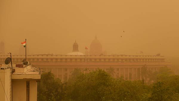 தலைநகரை தலைசுற்ற வைத்த புழுதி புயல்.. விமான போக்குவரத்து நிறுத்தம்.. மக்கள் அவதி