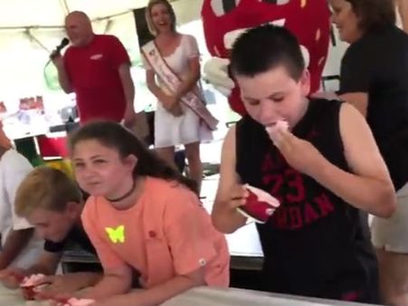 Video: அந்தப் பையனைப் பாரு.. அவன் மட்டும் எப்படி திங்குறான் பாரு.. அடேய்.. டேய்!