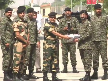 ஸ்வீட் எடு கொண்டாடு.. வாகா எல்லையில் இனிப்புகளை பரிமாறிக்கொண்ட இந்திய-பாகிஸ்தான் ராணுவ வீரர்கள்!