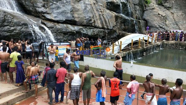 குற்றால குளியல் ஆனந்தம் மட்டுமல்ல ஆபத்தும் இருக்கு - பெண்களே உஷார்