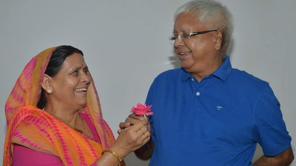 என் வயசையும் சேர்த்து உங்களுக்கு தந்திடறேன்.. லாலுவுக்கு ரோஸ் கொடுத்த ராப்ரி!