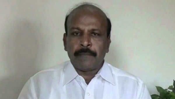 தண்ணீர் பஞ்சம்.. நடுத்தெருவில் சேர் போட்டு உட்கார்ந்து கொண்டு தண்ணீர் பிடித்த திமுக எம்எல்ஏ மாசு!