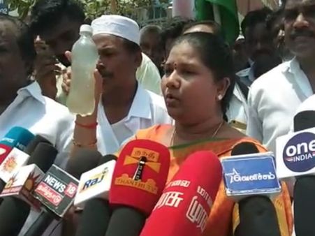 இங்க பாருங்க.. இதை எப்படி குடிக்கிறது.. வாட்டர் பாட்டிலை எடுத்து காட்டிய திமுக எம்எல்ஏ வரலட்சுமி
