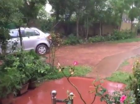 பொங்குகிறது குமரி கடல்.. விடிய விடிய மிரட்டிய மழை.. இயல்பு வாழ்க்கை பாதிப்பு.. பீதியில் மீனவர்கள்!