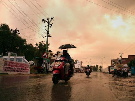 தமிழகத்தில் பலத்த காற்று, இடியுடன் கூடிய கனமழைக்கு வாய்ப்பு.. அனல் காற்றும் குறையும் என தகவல்