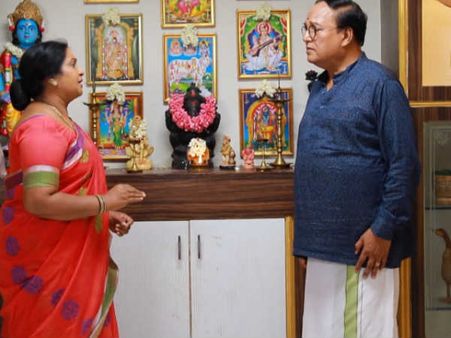 செம்பான்னாலே திரு திருன்னு முழிக்கறாரே... பெரிய ஐயா...!