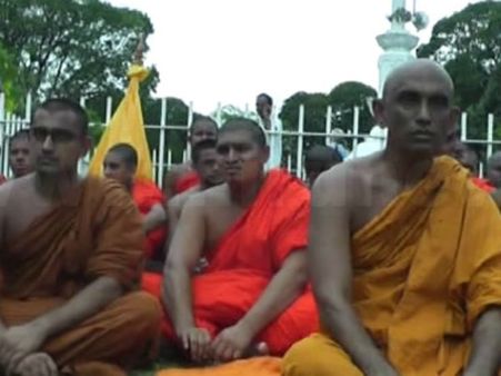 இலங்கை: முஸ்லிம் அமைச்சர், ஆளுநர்களை டிஸ்மிஸ் செய்ய கோரி பவுத்த பிக்கு தொடர் போராட்டம்