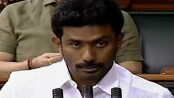 பாஜகவை பகைத்துக் கொள்ளாத ஓபிஎஸ் மகன்.. பதவியேற்ற ஸ்டைலே வேறு!