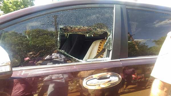 நெல்லையில் அதிமுக பிரமுகர் கார் கண்ணாடியை உடைத்து ரூ. 8 லட்சம் கொள்ளை