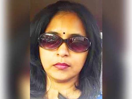 தினகரனுக்காக வரிந்து கட்டிக் கொண்டு பேசுவாரே.. அமமுகவின் சசிரேகா.. அவர் அதிமுகவுக்கு போயிட்டார்!