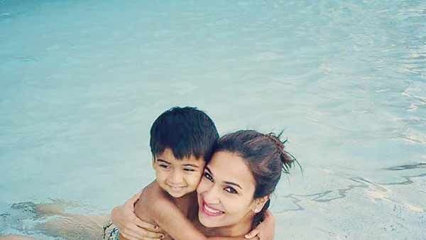 சர்ச்சை வெடித்ததால் ட்விட்டரில் நீச்சல் குளம் படத்தை டெலீட் செய்த ரஜினிகாந்த் மகள்!