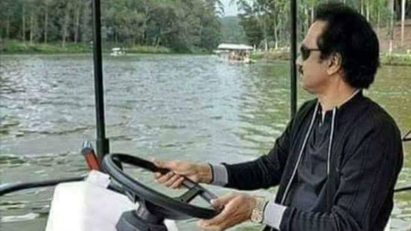 யாருப்பா அது.. கருப்பு டிரஸ்ல கலக்கலா போட் ஓட்றது.. அடடா நம்ம ஸ்டாலின்!