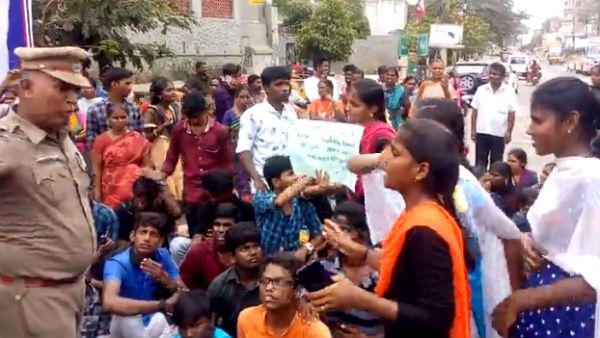 லேப்டாப் தரவில்லை.. சத்தியமங்கலத்தில் சாலை மறியல்.. மாணவர்களை அடித்து கைது செய்த போலீஸ்