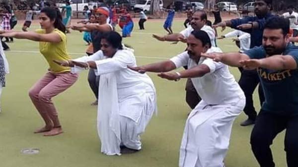 Yoga: தன்ஷிகாவுக்கு கடும் டஃப் கொடுத்த தமிழிசை.. செங்கோட்டையனும் விடலையே...!