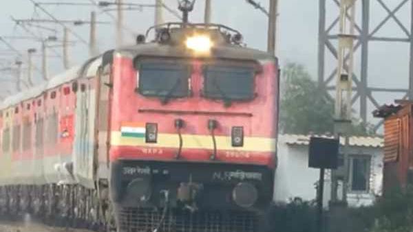 திருவாரூர்-காரைக்குடி ரயில் சேவை இனி வாரத்தில் 3 நாட்கள் மட்டுமே.. பயணிகள் கடும் அதிருப்தி