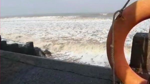 நாளை குஜராத்தை தாக்கப்போகும் வாயு புயல்.. 3லட்சம் மக்கள் வெளியேற்றம்.. 'மிக கனமழை' எச்சரிக்கை