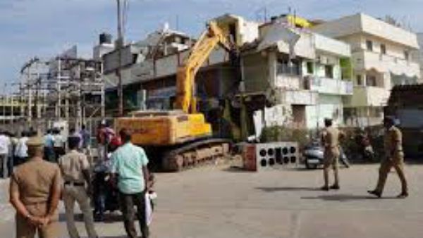 வேளச்சேரியில் பல ஆண்டுகளாக இருந்த ஆக்கிரமிப்பு கட்டிடங்கள் அகற்றம்... கடும் வாக்குவாதம்
