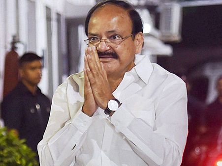 நெரிசலில் சிக்கும் பக்தர்கள்.! திருப்பதிக்கு வரும் விஐபி-க்களுக்கு வெங்கையா நாயுடு அறிவுரை