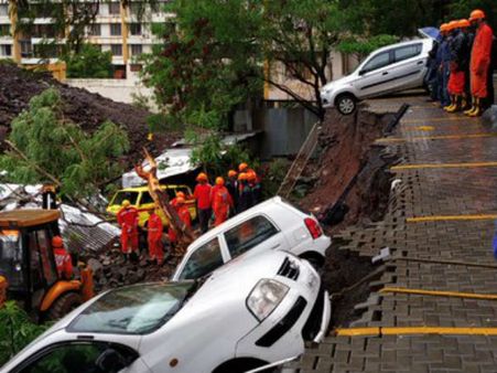 புனேவில் 60 அடி நீள சுற்றுச்சுவர் குடிசை பகுதியில் இடிந்து விழுந்தது.. 15 பேர் பரிதாப பலி!