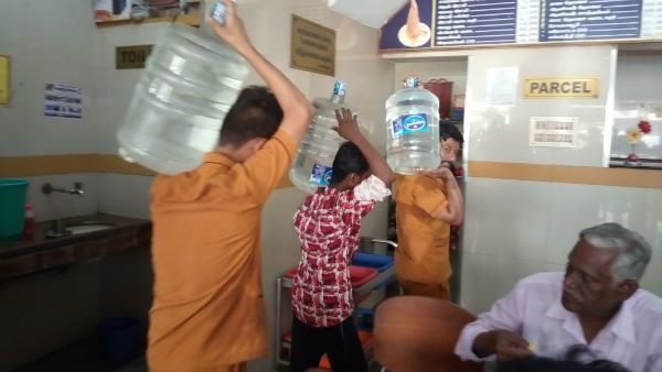 சென்னையை ஆட்டிப்படைக்கும் தண்ணீர் பஞ்சம்.. சமாளிக்க முடியல.. 4000 ஹோட்டல்களை மூட முடிவு!