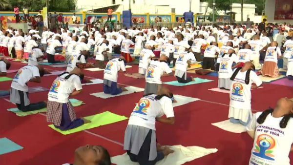 புதுவை கடற்கரை சாலையில் சர்வதேச யோகா தின விழா பிரமாண்ட கொண்டாட்டம்.. 4,000 பேர் பங்கேற்பு