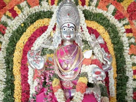 சகல சவுபாக்கியங்களையும் அள்ளி தரும் ஆடி வெள்ளி - பாலபிஷேகம் செய்து வழிபட்ட பக்தர்கள்