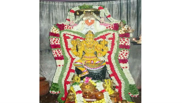 ஆடி செவ்வாயில் ஔவையார் விரதம் - பிரத்யங்கிரா தேவிக்கு 1000 கிலோ மிளகாய் அபிஷேகம்